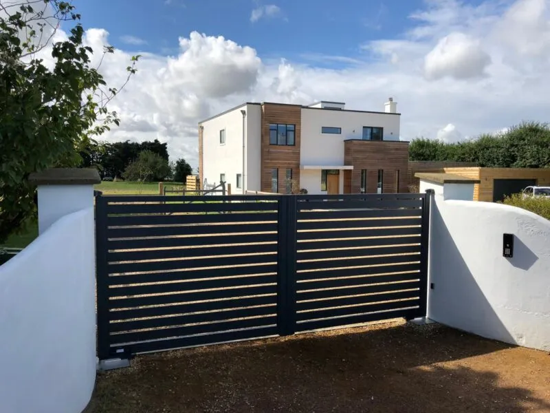 AVEA-aluminium-driveway-swing-gates-open-boarded